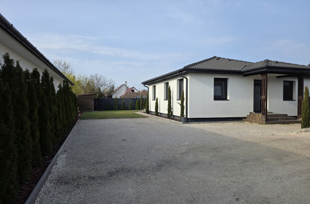 Eladó ház modern elegancia és kétgenerációs lehetőség Kecskemét kedvelt kertvárosában